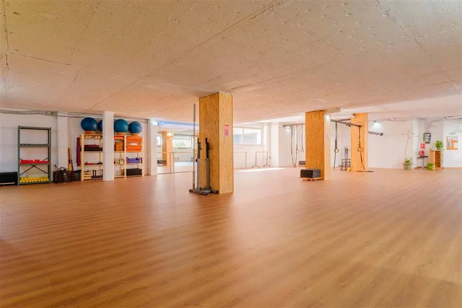 Sala principal de KIN Studio con suelo de madera